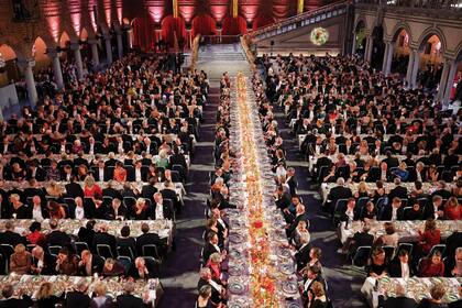 Como todos los años, además de la entrega de diplomas se celebró un banquete en el Ayuntamiento. En la imagen se aprecia una vista del salón, con mesas puestas con exquisito gusto y cientos de velas.