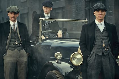 Como Tommy Shelby (a la derecha), el gángster de Peaky Blinders que llevó a Cillian al reconocimiento mundial.
