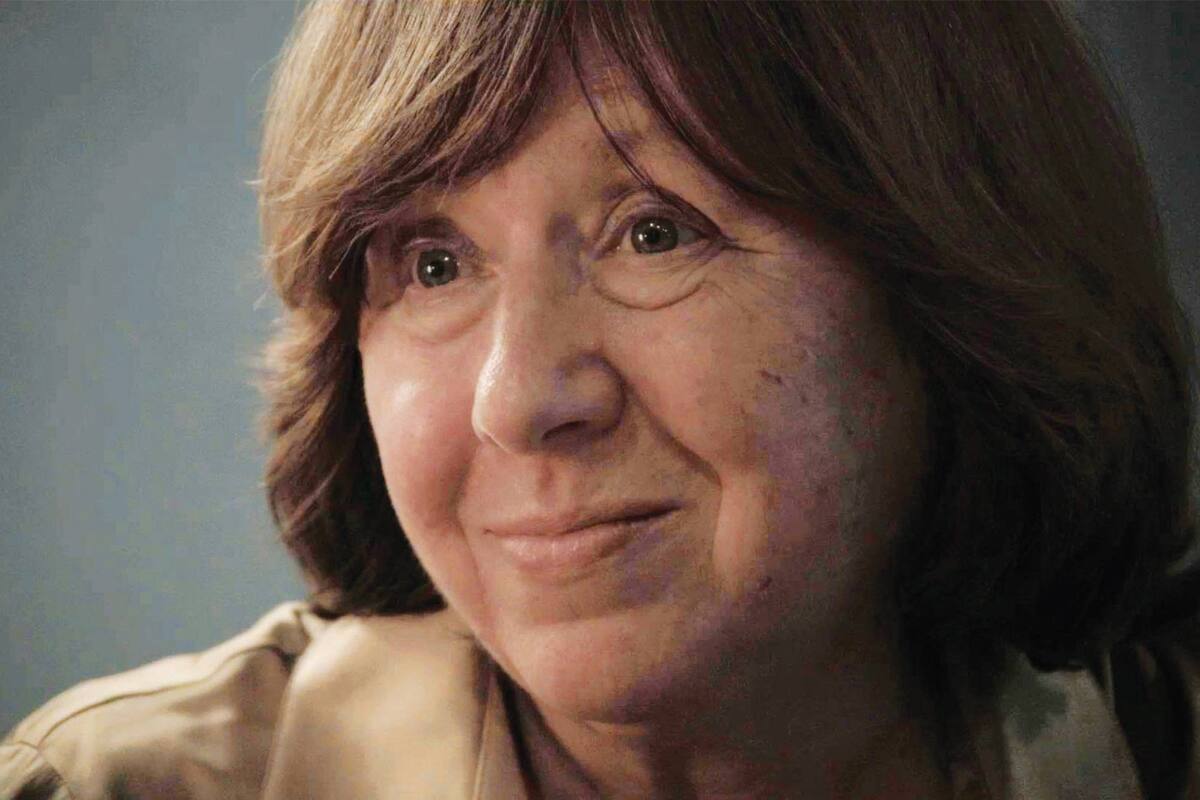 Cómo trabaja y escribe la premio Nobel Svetlana Alexiévich, según el cineasta sueco Staffan Julén