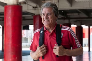Como un estudiante, Fillol camina con una mochila por el Monumental.