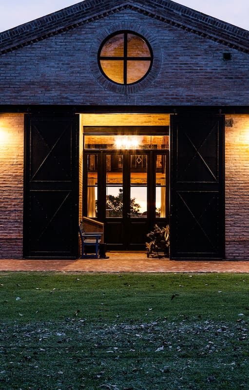 Como un galpón ferroviario reciclado esta casa de campo hecha a nuevo rinde culto a la tradición con mucho diseño y cero complejos