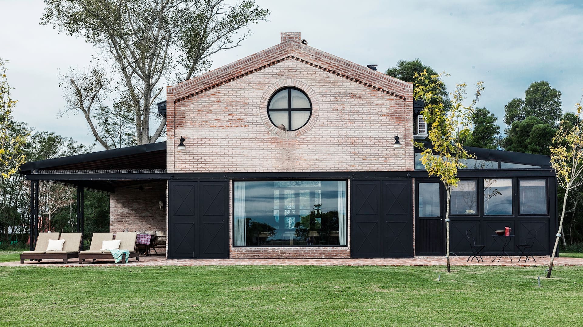 Como un galpón ferroviario reciclado esta casa de campo hecha a nuevo rinde culto a la tradición con mucho diseño y cero complejos