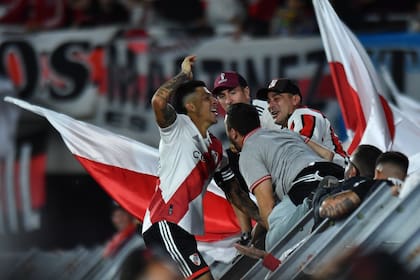 Como un hincha más: Enzo Pérez celebra con los hinchas de River, tras el agónico triunfo sobre Boca