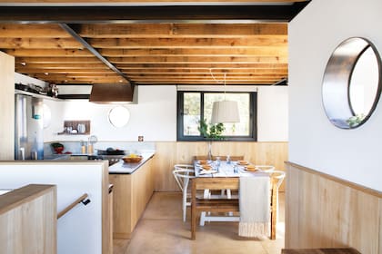 En una casa cuyo lugar de guardado y apoyo se estudió al dedillo, el escurridor de lapacho con bandeja de aluminio (AB Estudio) es un divino botón de muestra.