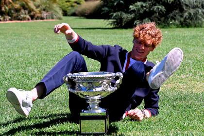Como un niño en el parque: Jannik Sinner, el primer italiano campeón del Australian Open, el día después de la victoria ante Daniil Medvedev, divirtiéndose con el trofeo Norman Brookes Challenge Cup, en el Jardín Botánico de Melbourne