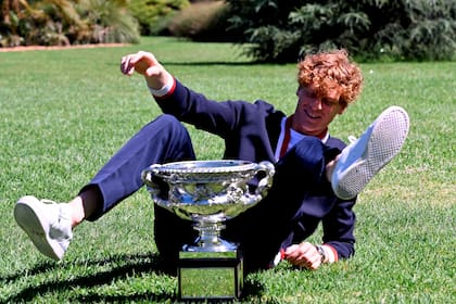 Como un niño en el parque: Jannik Sinner, el primer italiano campeón del Australian Open, el día después de la victoria ante Daniil Medvedev, divirtiéndose con el trofeo Norman Brookes Challenge Cup, en el Jardín Botánico de Melbourne