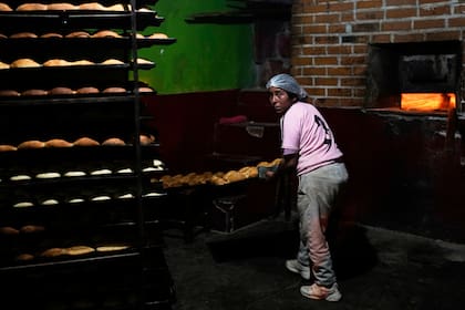 Cómo un pan cada vez más chico refleja la crisis económica de Bolivia antes de las elecciones