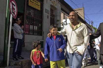 Como un vecino más, Tyson recorrió La Boca, aunque siempre creyó que se trataba del lugar donde nació Maradona. FOTO: ENRIQUE GARCIA MEDINA