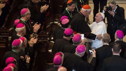Como una celebridad, Francisco es fotografiado por los propios obispos, luego de su discurso de hoy en Filadelfia. Prometió que los responsables de abusos sexuales