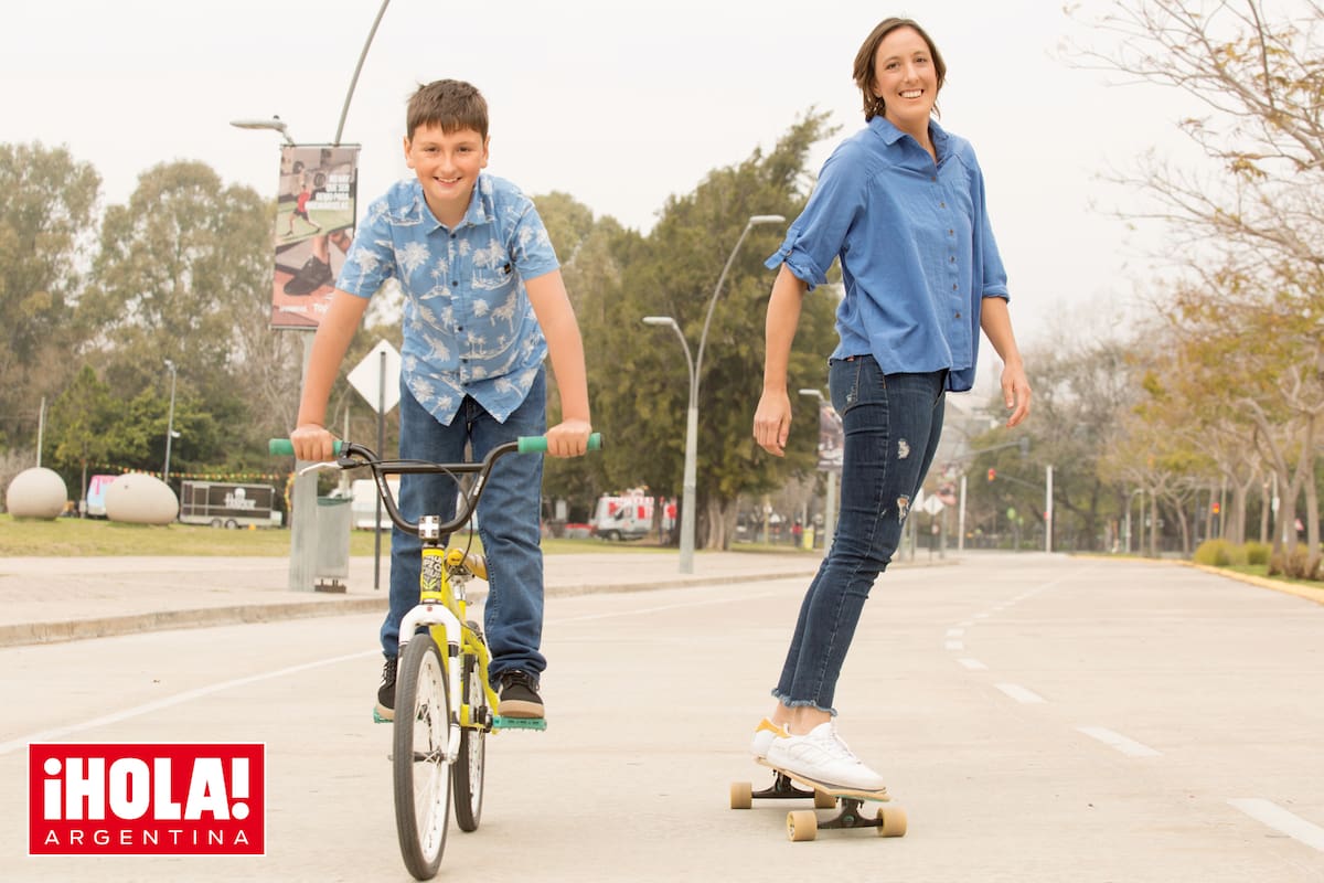 Como una niña más, Belén se divierte jugando con su hijo. Además de lucirse en las Leonas, es profesora de Educación
Física en el colegio Niño Jesús de Praga, en Olivos, donde estudió; coordina los campos municipales de San Isidro y tiene una escuela de arqueras. “A eso sumale que entreno, llevo a Bauti al colegio y el fin de semana veo a mis amigos”,
cuenta, entre risas.
