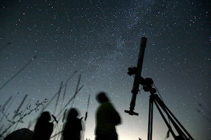 Cómo ver la lluvia de meteoros Líridas (Foto AP/Petar Petrov, Archivo)