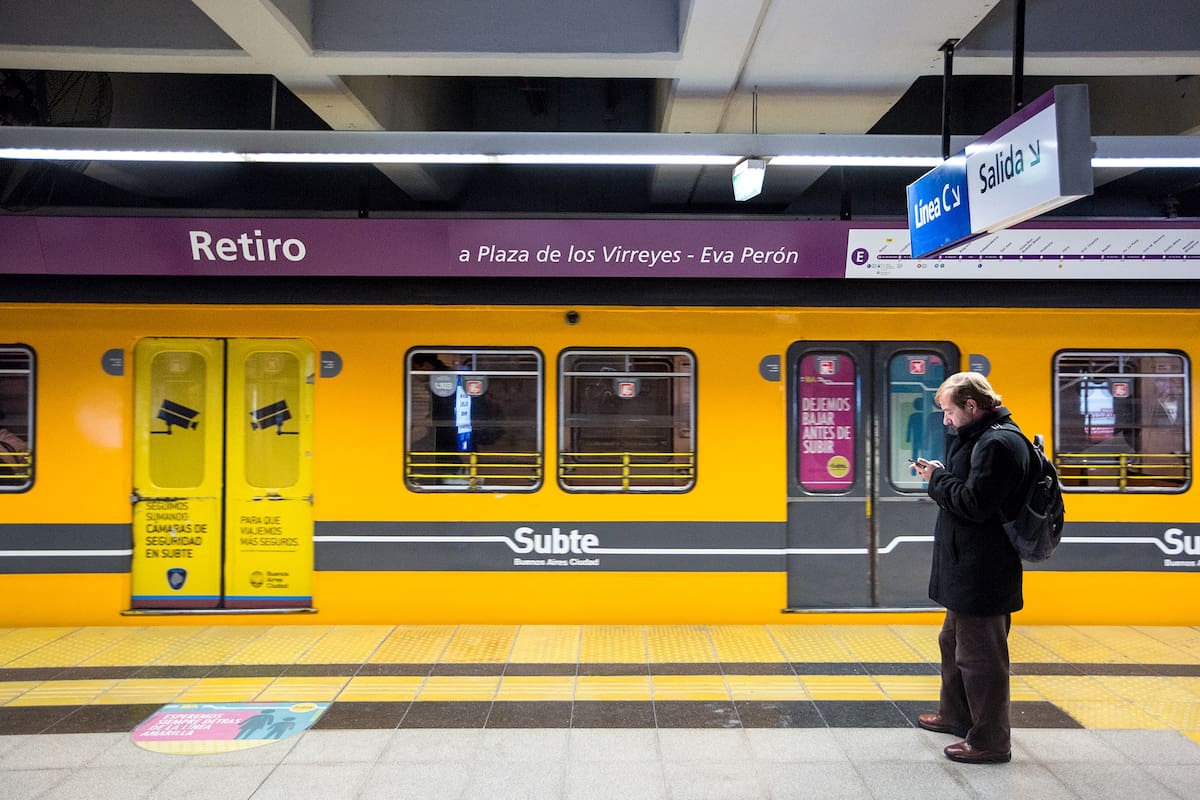 Como viaja la gente en las nuevas estaciones del subte E Gente en los andenes, vagones