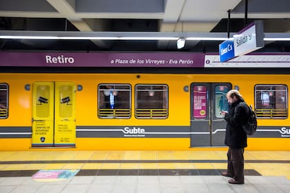 Como viaja la gente en las nuevas estaciones del subte E Gente en los andenes, vagones