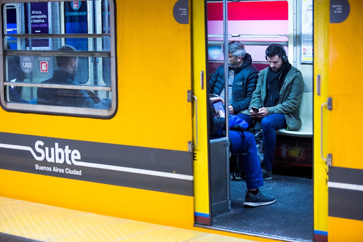 Como viaja la gente en las nuevas estaciones del subte E Gente en los andenes, vagones