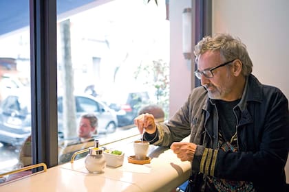 “Como viajo mucho, acá me gusta la vida tranquila, por el barrio. Salgo a comer con amigos, voy a almorzar con los chicos, a desayunar…”