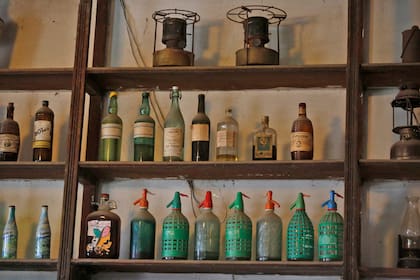 Las estanterías con viejas botellas