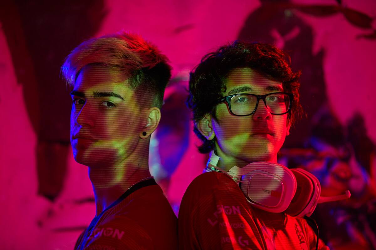 Cómo viven, se entrenan, viajan por el mundo y sueñan con grandes premios los nuevos ciberatletas, protagonistas de un fenómeno que mueve cifras impactantes y que atrae a millones de espectadores, que se convierten en sus fans