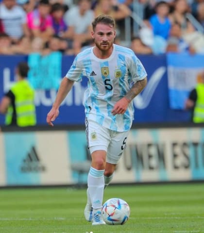 Como volante central, Alexis Mac Allister dio respuestas en el seleccionado