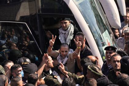 "Como volver a nacer", los palestinos liberados de prisión por Israel se reúnen con sus familias