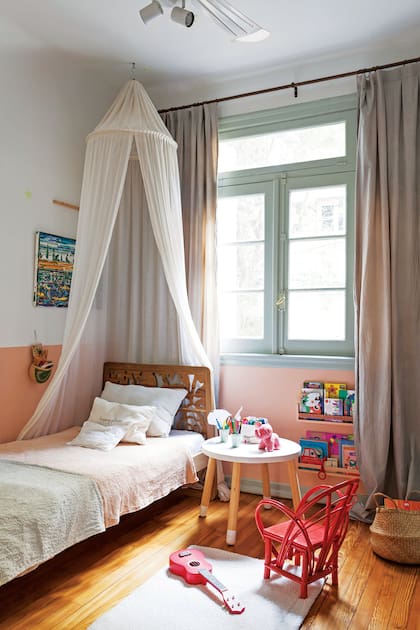 Cómoda que se realzó con tiradores (Divain). Cama con motivos botánicos calados en el respaldo (Mesopotamia BA).