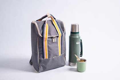 Cómoda y mega práctica, esta mochila porta mate puede ser un regalo infalible.