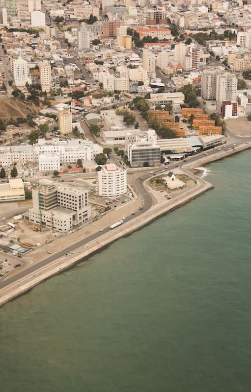 Comodoro Rivadavia desde el aire. En vuelo con el piloto Leandro Murugarren.