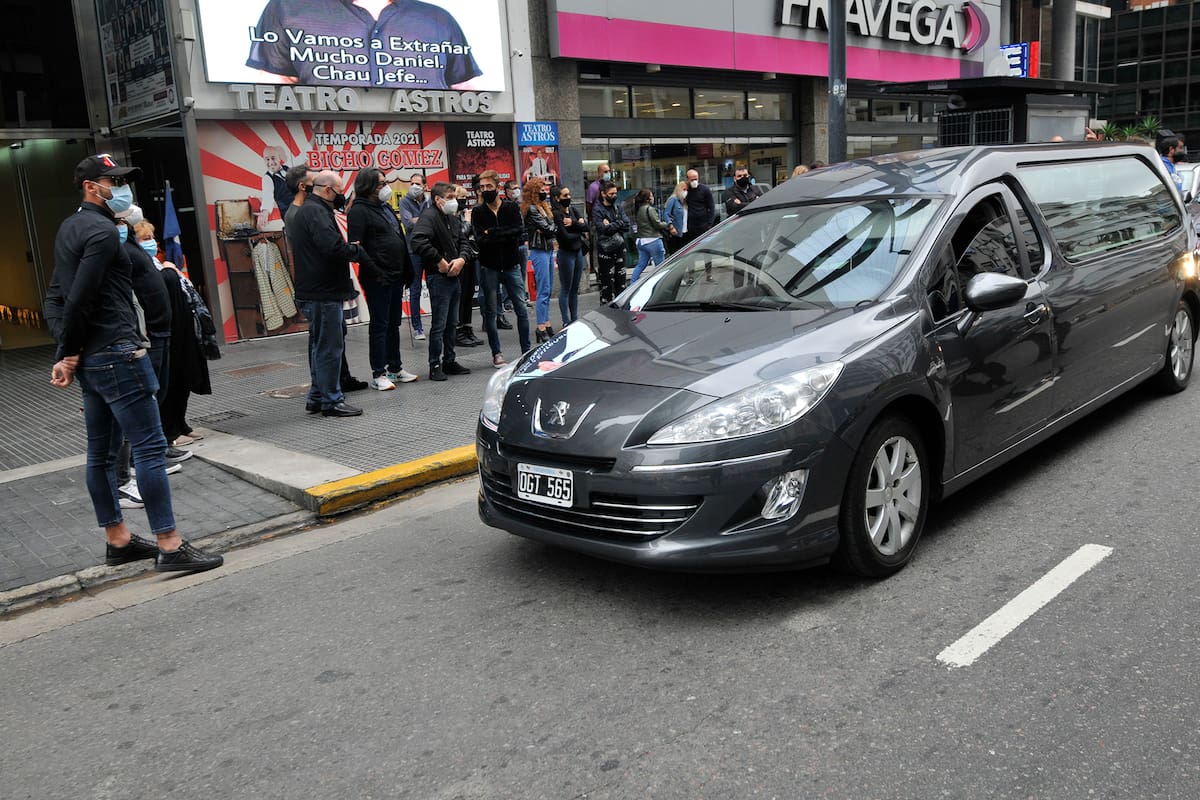 Compañeros, allegados y amigos despidieron los restos del empresario cuando el cortejo fúnebre se detuvo en el Teatro Astros