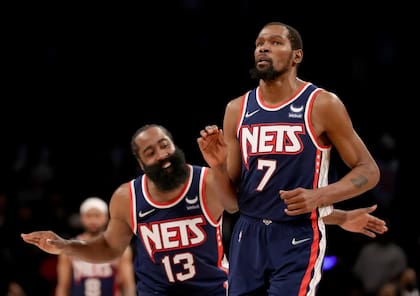 Compañeros de equipo tanto en Oklahoma City como en Brooklyn, Kevin Durant y James Harden se han visto afectados por la regla de los mayores de 38 años en operaciones recientes