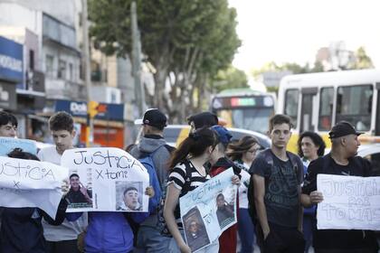 Compañeros de Tomás Ruidia, en la marcha en la que pidieron justicia por su asesinato, en Wilde