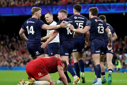 Compañeros felicitan a Finn Russell luego de un try del 10 contra Gales, que sigue sumando derrotas en el Seis Naciones, mientras Escocia da lucha arriba.