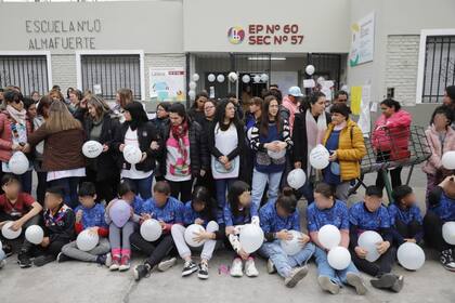 Compañeros y maestros de Morena Domínguez se concentraron en la puerta de la Escuela Primaria N°60 para despedirla