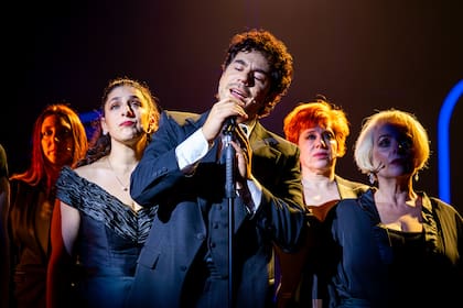 "Company" es una de las grandes obras en cartel, con tanto talento como despliegue escenográfico