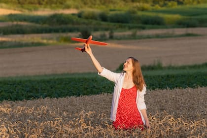 Compara precios en varios aeropuertos cercanos para encontrar la tarifa más baja (Foto Canva)