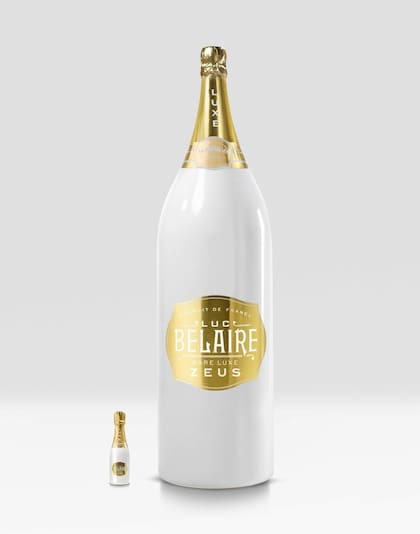 Comparación entre la botella más pequeña de la versión deluxe y Zeus