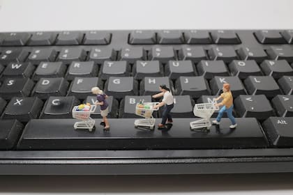 Comparar precios y marcas dentro de la web permite encontrar ofertas y alternativas de menor costo, las cuales facilitan el ahorro