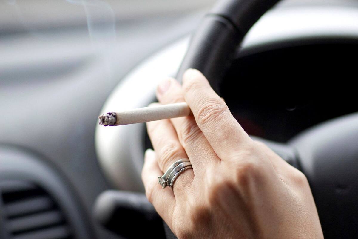 Compartió el truco para quitar el olor a cigarrillo del auto y se hizo viral