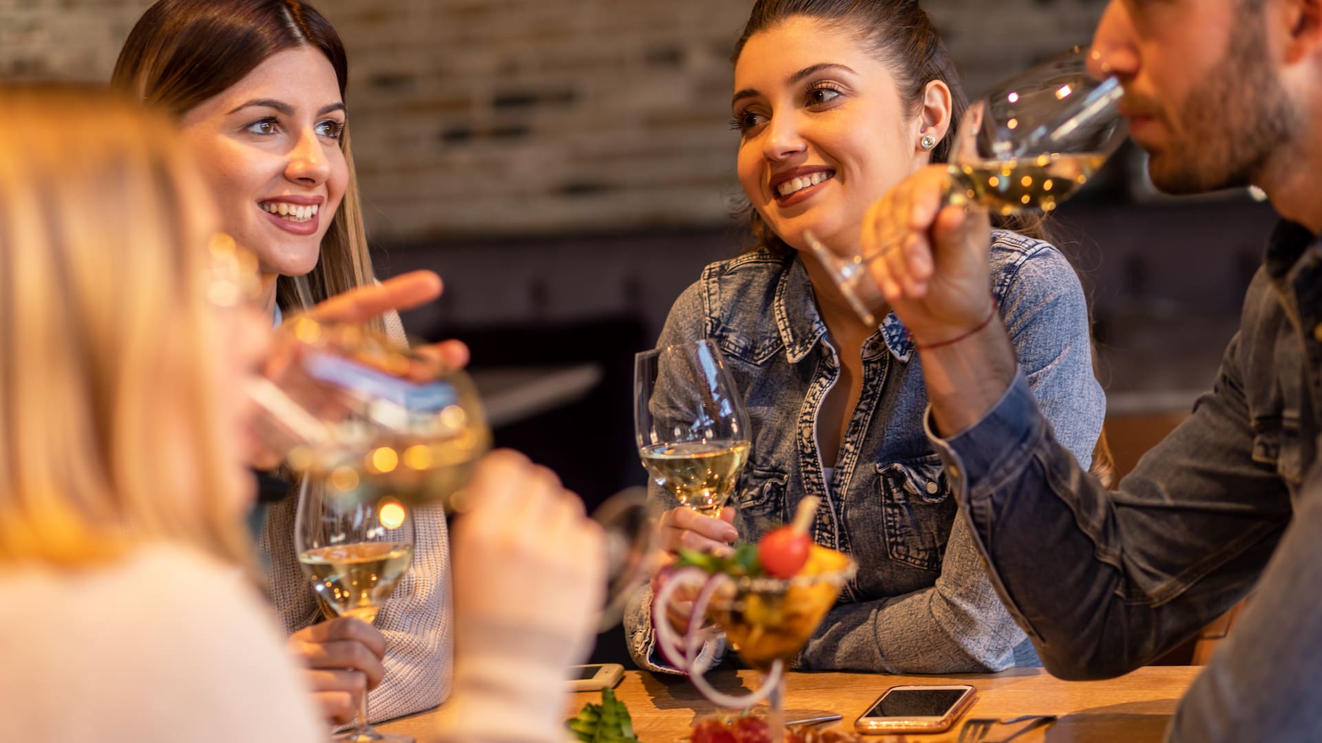 Compartir entradas o platos principales, no consumir postre o resignar bebidas alcohólicas son algunos de los rasgos que se vuelven habituales en las salidas gastronómicas.
