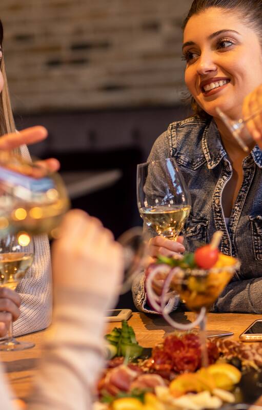 Compartir entradas o platos principales, no consumir postre o resignar bebidas alcohólicas son algunos de los rasgos que se vuelven habituales en las salidas gastronómicas.