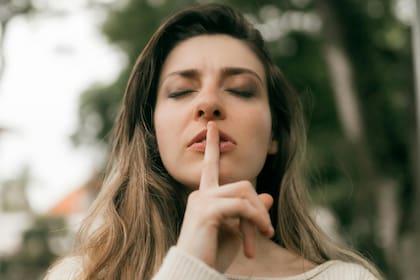 Compartir menos con quien compite con nosotros emocionalmente es una forma saludable de protegernos