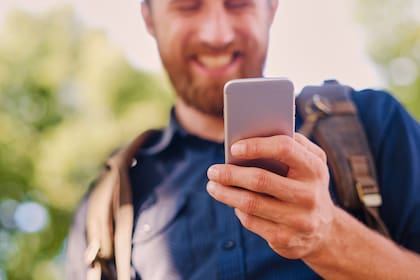 Compartir una canción a un hombre por WhatsApp es una forma de emocionarlo o darle una sonrisa con un gesto especial