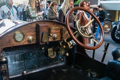 Madera y bronce, materiales de lujo en los autos fabricados más de un siglo atrás.