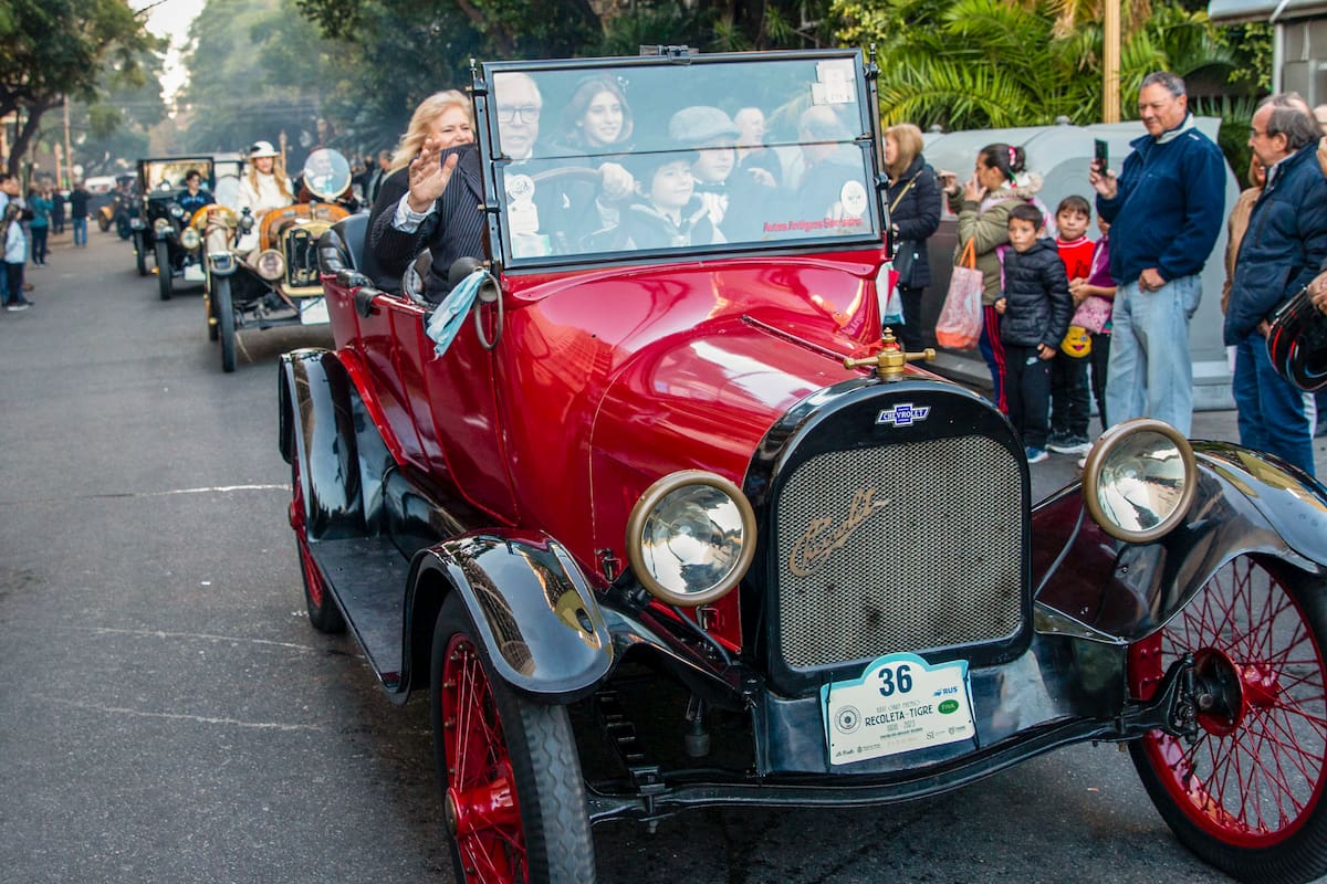 Competencia de autos clasicos Recoleta-Tigre. Buenos Aires, 14/05/23.