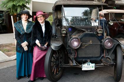 Damas de la "belle époque" posan junto a un Buick; más de 60 vehículos, entre automóviles y motocicletas, tomaron parte del último gran premio.