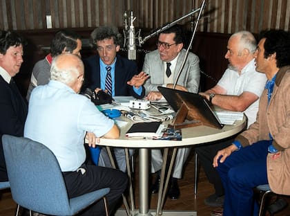 Competencia, en Continental: José María Suárez (de espalda), Nicanor González del Solar, Norberto Longo, Quique Wolff, Julio César Calvo, Juan de Biase y Juan Szafrán