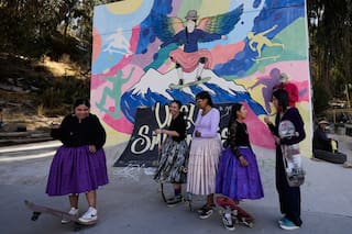 Jóvenes bolivianas muestran sus habilidades en la patineta; buscan reivindicar a la mujer indígena