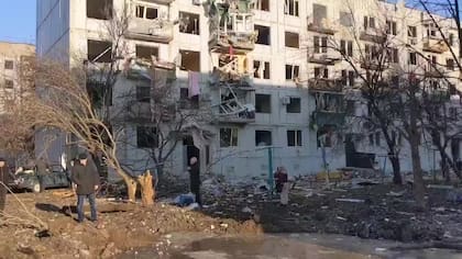 Complejo de apartamentos civil es devastado por un misil ruso, en la ciudad de Chuguev, Ucrania.