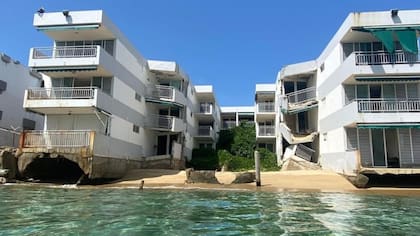 Complejo de apartamentos Rincón Ocean Club II antes de ser demolido en 2022 por quedar dentro del mar a consecuencia de la erosión costera