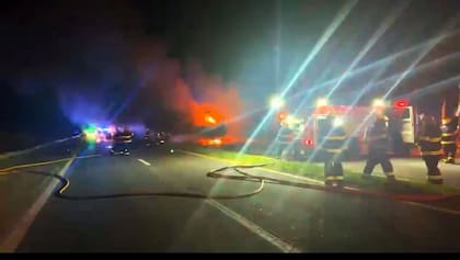Complejo Zárate-Brazo Largo: chocaron dos camiones en la ruta 12, se prendieron fuego y murió uno de los conductores.
