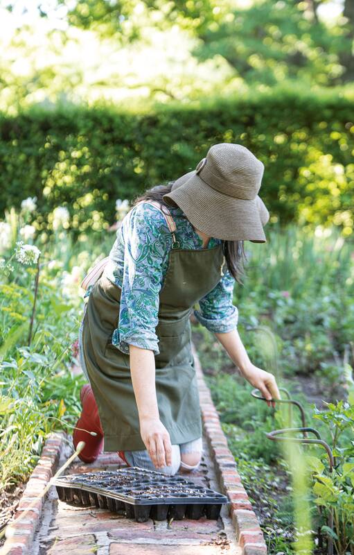 Complementos naturales para un jardín más sano y florido