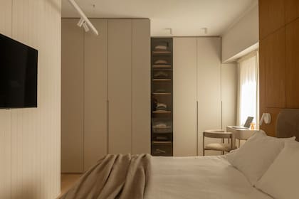 Completan el cuarto un lino marrón para el respaldo y la base de la cama, mesitas de luz redondas y exentas (Taller Ferro). Alrededor, casi todo son placares. “Nunca ves pared”, cuenta la arquitecta.